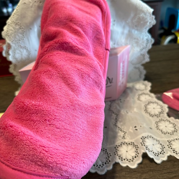 The Original MAKEUP ERASER. Removes your makeup with just water. Waterproof too - Picture 6 of 7